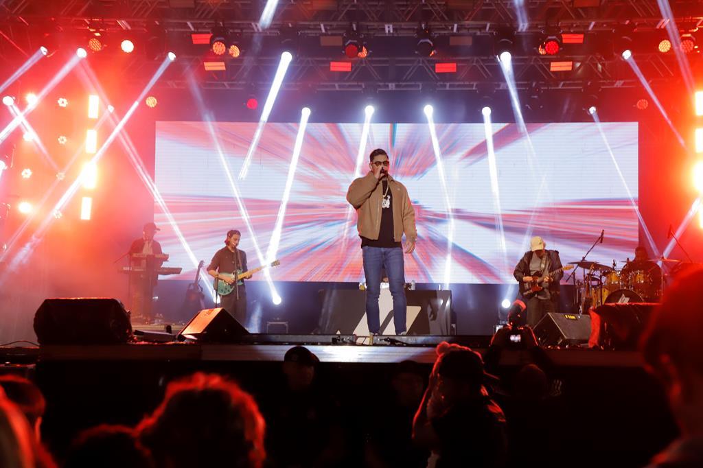Rapper Hungria agita o público no Arraiá de Barueri 2025