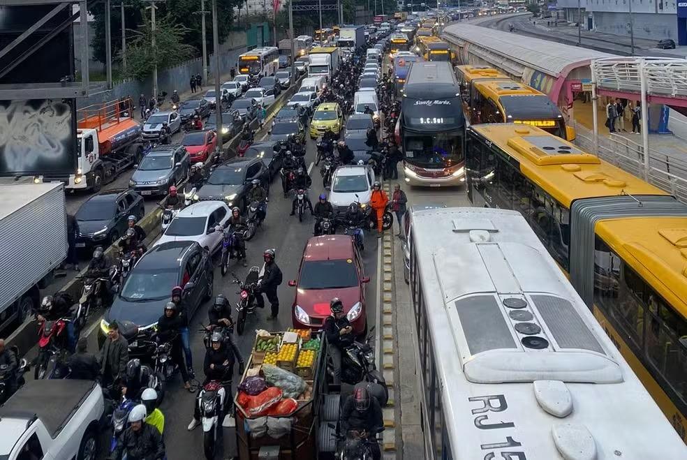 Rio entra em estágio 2 por causa de operação que fechou vias expressas; ônibus e trens foram afetados