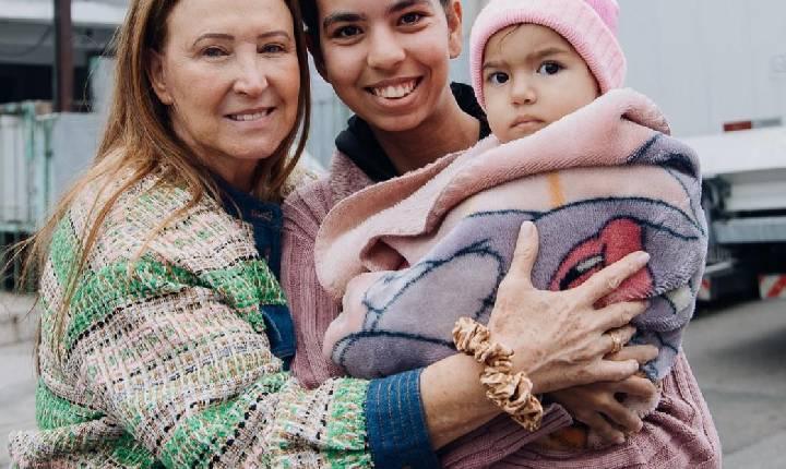 Ao lado da Deputada Estadual Bruna Furlan, Damaris Piteri (Primeira Dama) de Barueri participou da Campanha do Agasalho no Jardim Maria Helena que aconteceu nesta sexta-feira (25)