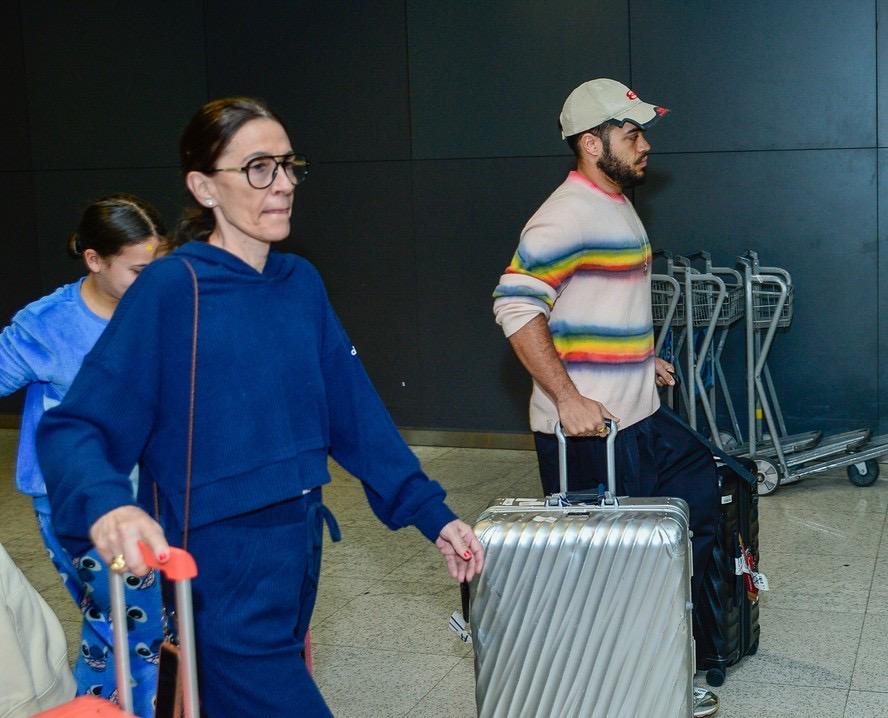 Família de Preta Gil chega ao Brasil no mesmo voo que o corpo da cantora