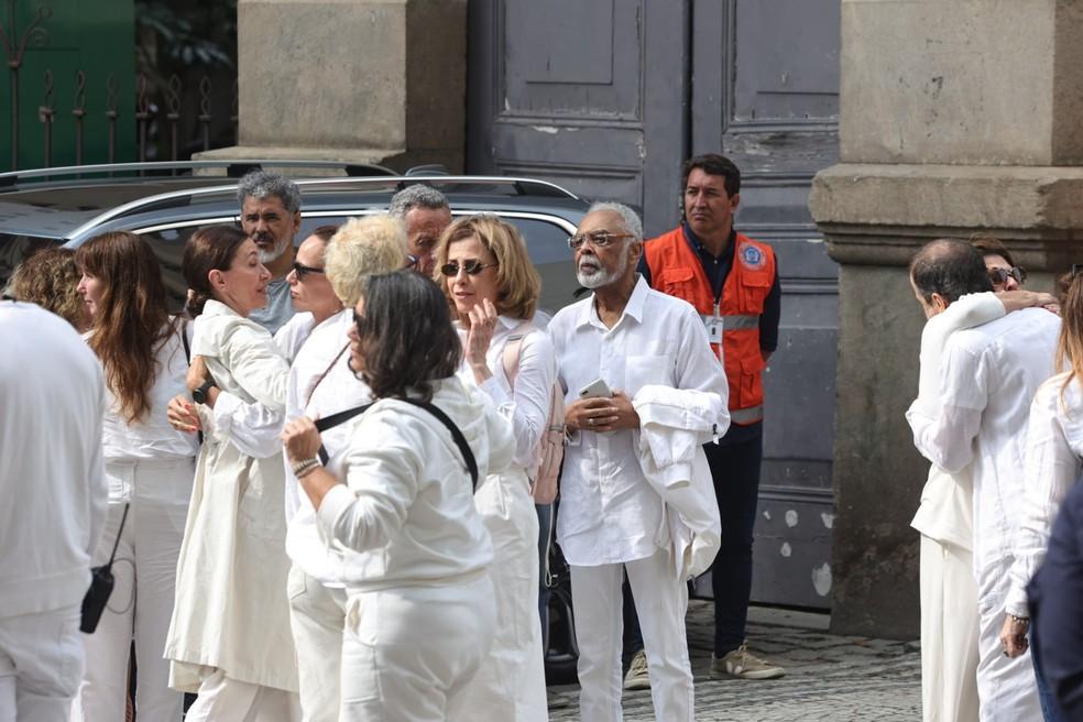 Gilberto Gil e Sandra Gadelha são recebidos aos gritos de 'Força' no velório de Preta Gil, no Rio