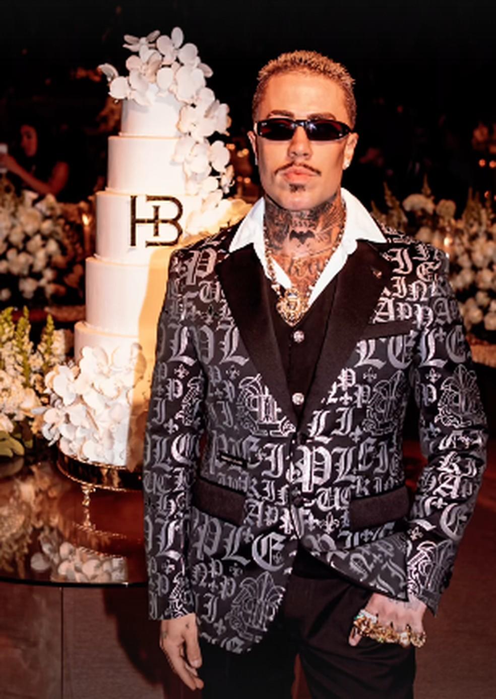 MC Daniel faz primeira aparição pública após anuncio de separação com terno de R$ 81 mil