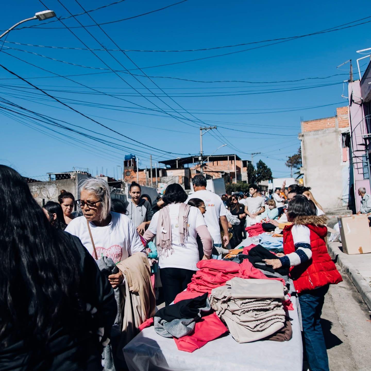 No comando da Damaris Piteri, Doutora Cláudia e Roberta Piteri a “Campanha do Agasalho” chegou no Jardim Santa Cecília