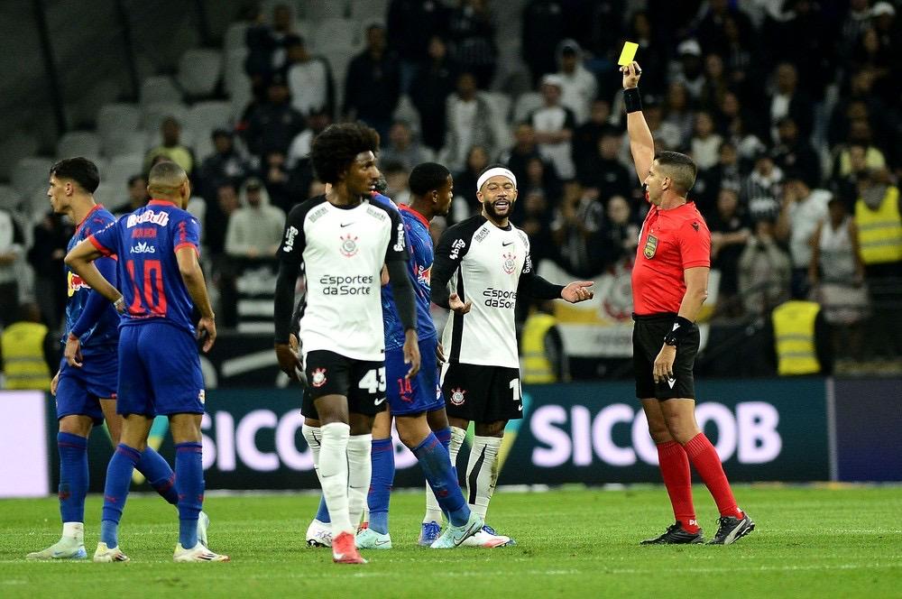 Romero e Memphis Depay recebem terceiro cartão amarelo e viram desfalques no Corinthians
