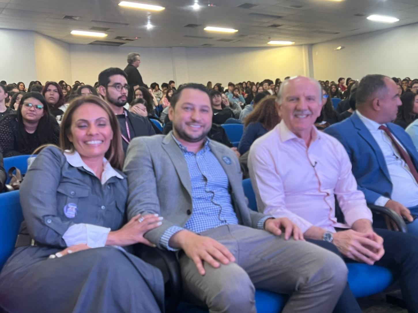 Ao lado do Prefeito Beto Piteri e da Secretária da Família Giani o Diretor Técnico do Sebrae-SP Marco Vinholi anunciou o Primeiro Posto Juventude do Sebrae que será em Barueri