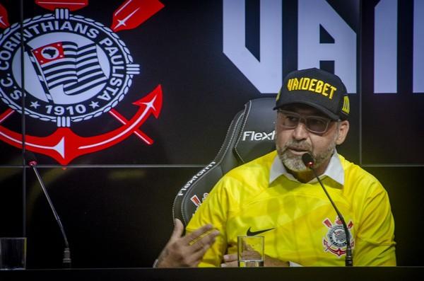 Sócios aprovam impeachment, e Augusto Melo é destituído da presidência do Corinthians