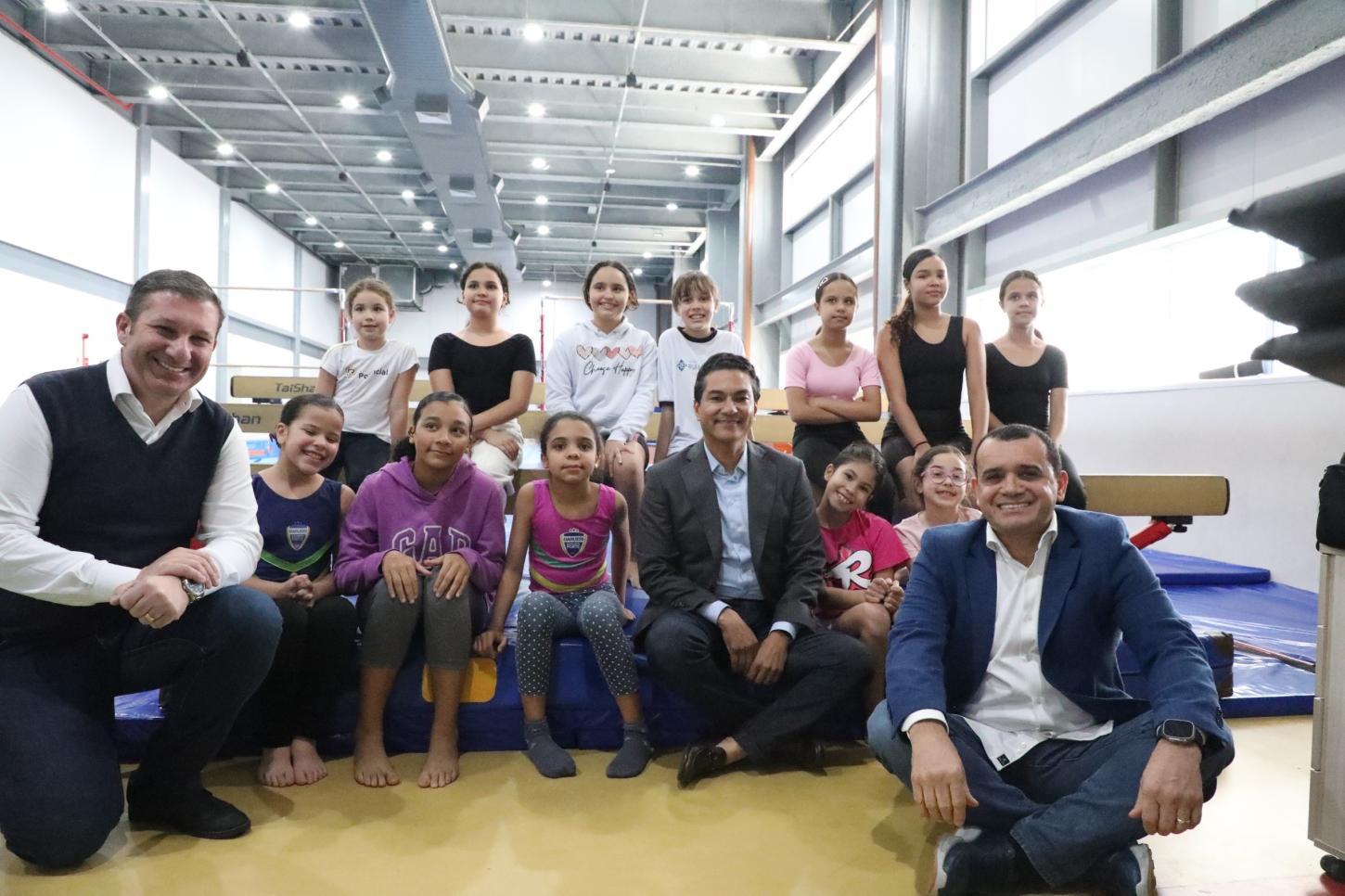 Ao lado do Presidente da Câmara Municipal Wilson Zufa o Secretário de Esportes Tom Moisés recebeu o Deputado Federal Marcos Pereira e diversos secretários municipais da região