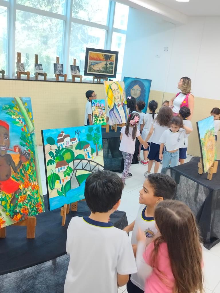 Escola Maria Meduneckas recebe exposição artística até o fim de setembro