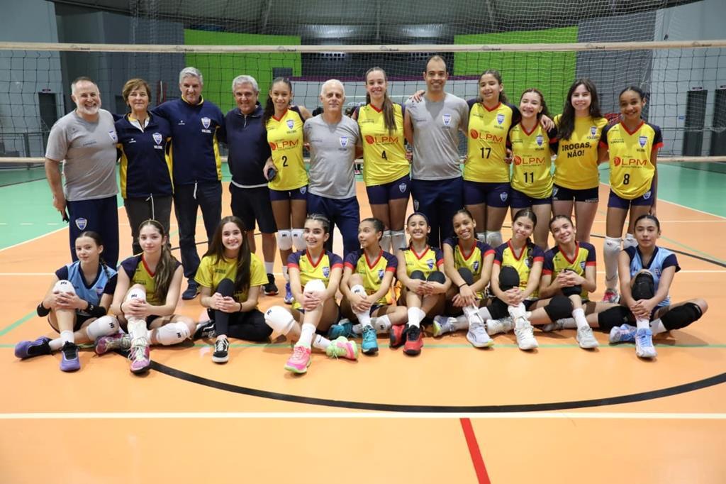 Técnico Zé Roberto Guimarães prestigia vitória do vôlei Sub-13 de Barueri