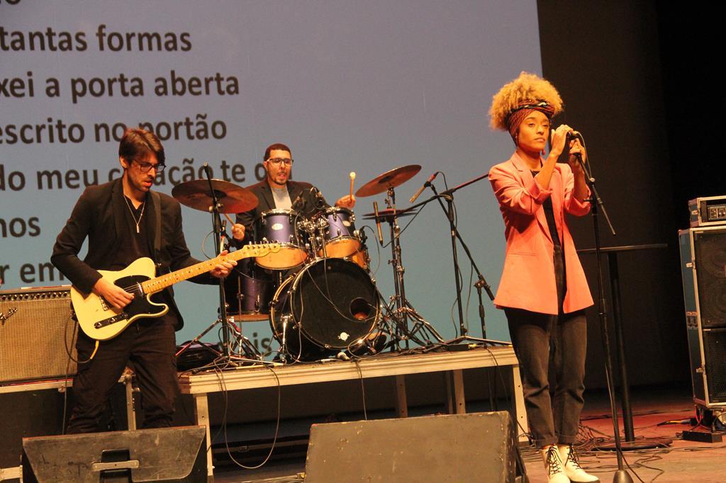 Final do Femupo acontece neste fim de semana na Praça das Artes com show de Chico César