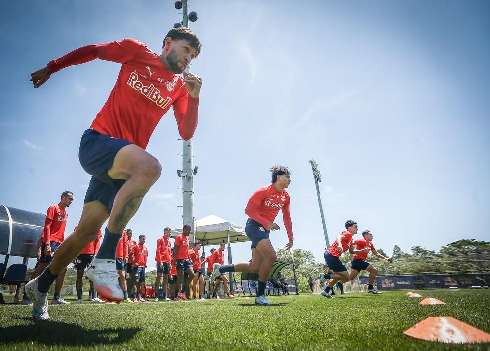 Bragantino ensaia jogadas de bola parada para enfrentar o Atlético-MG