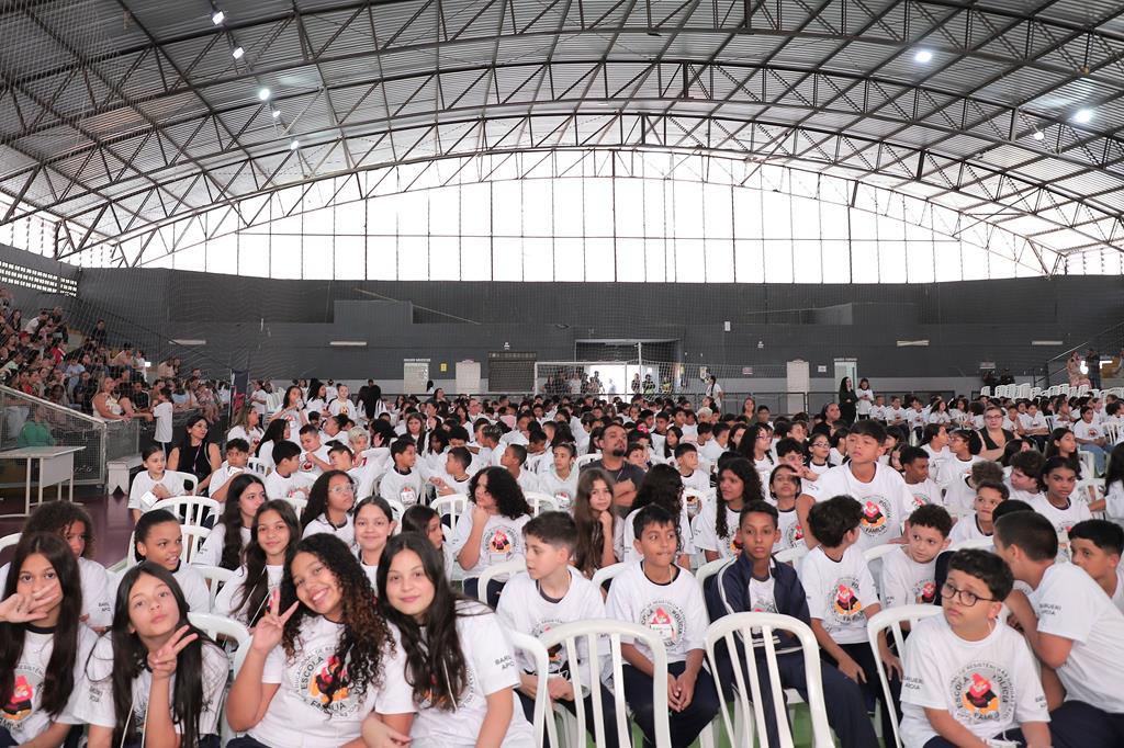 Formatura do Proerd mobiliza mais de 600 alunos e lota Ginásio Parque dos Camargos em Barueri
