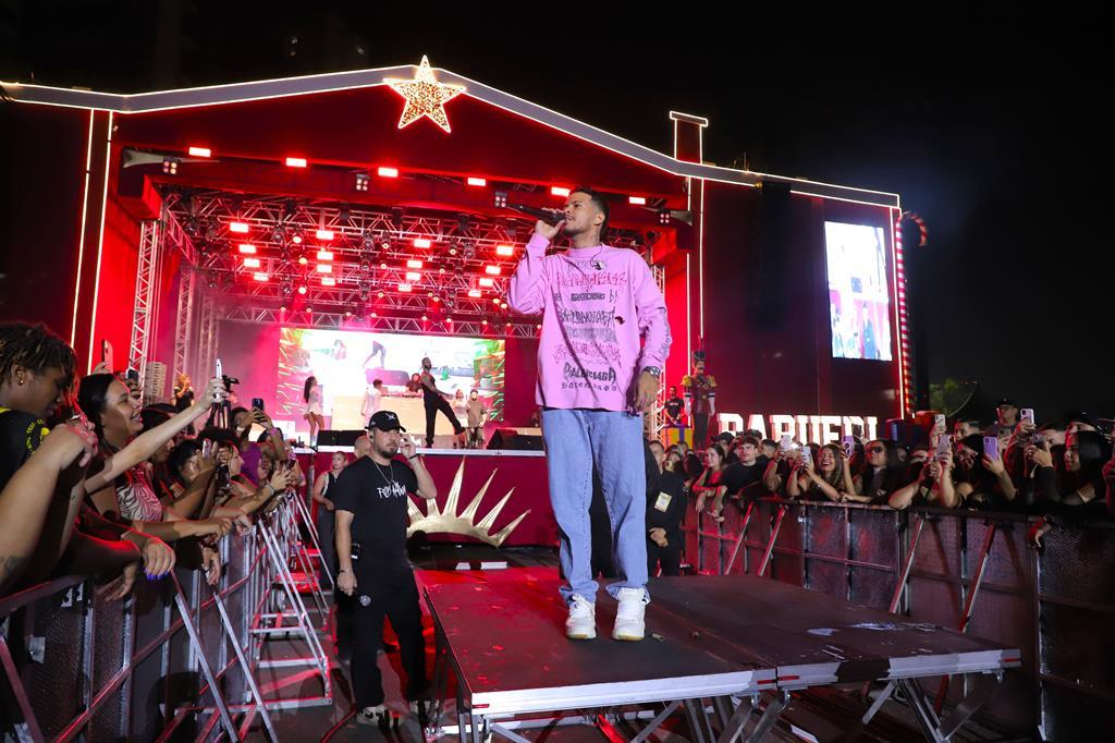 Felipe Amorim agitou o palco do Natal Encantado neste domingo