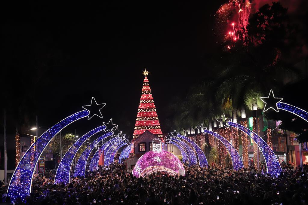 Natal Encantado começa com romantismo de Anavitória e acendimento da árvore gigante