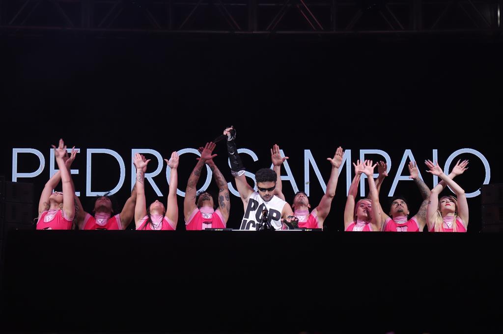 Pedro Sampaio entrega tudo no Natal Encantado de Barueri, reunindo 33 mil pessoas