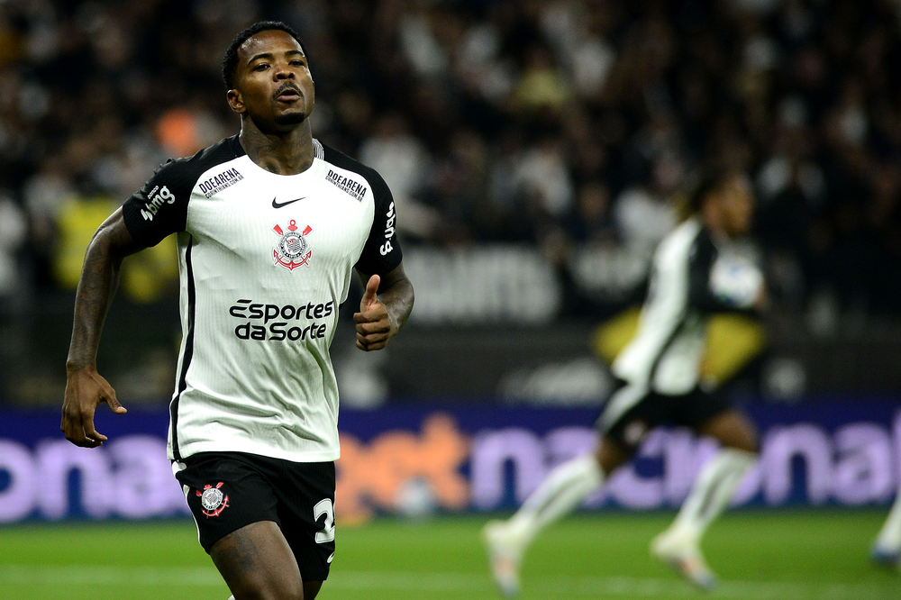 Athletico abre conversas com o Corinthians para o retorno do zagueiro Cacá