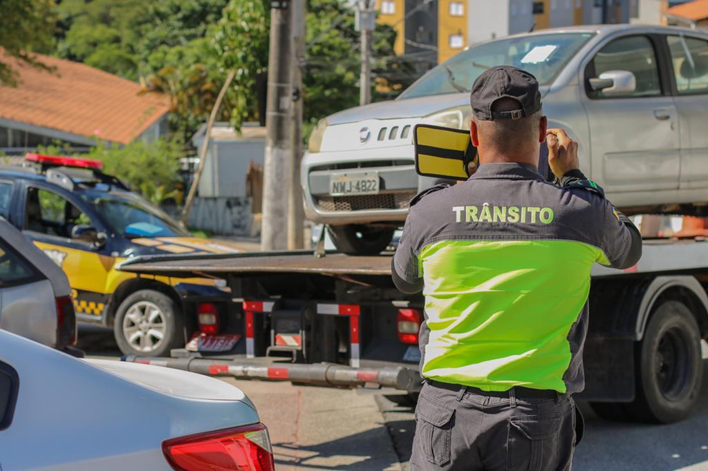 Barueri intensifica recolhimento de carros abandonados e registra aumento nas remoções em 2025