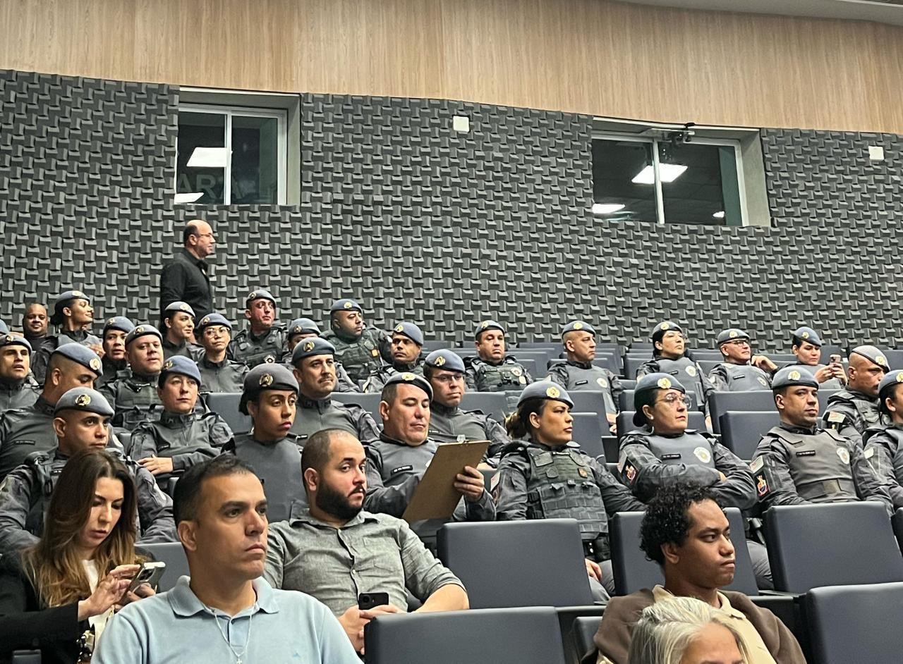 Câmara de Barueri homenageia 20º Batalhão da Polícia Militar