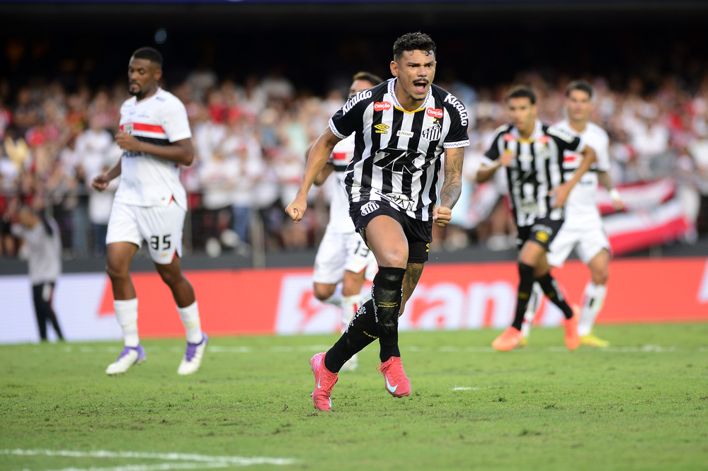 Coritiba tenta a contratação de Tiquinho Soares, do Santos