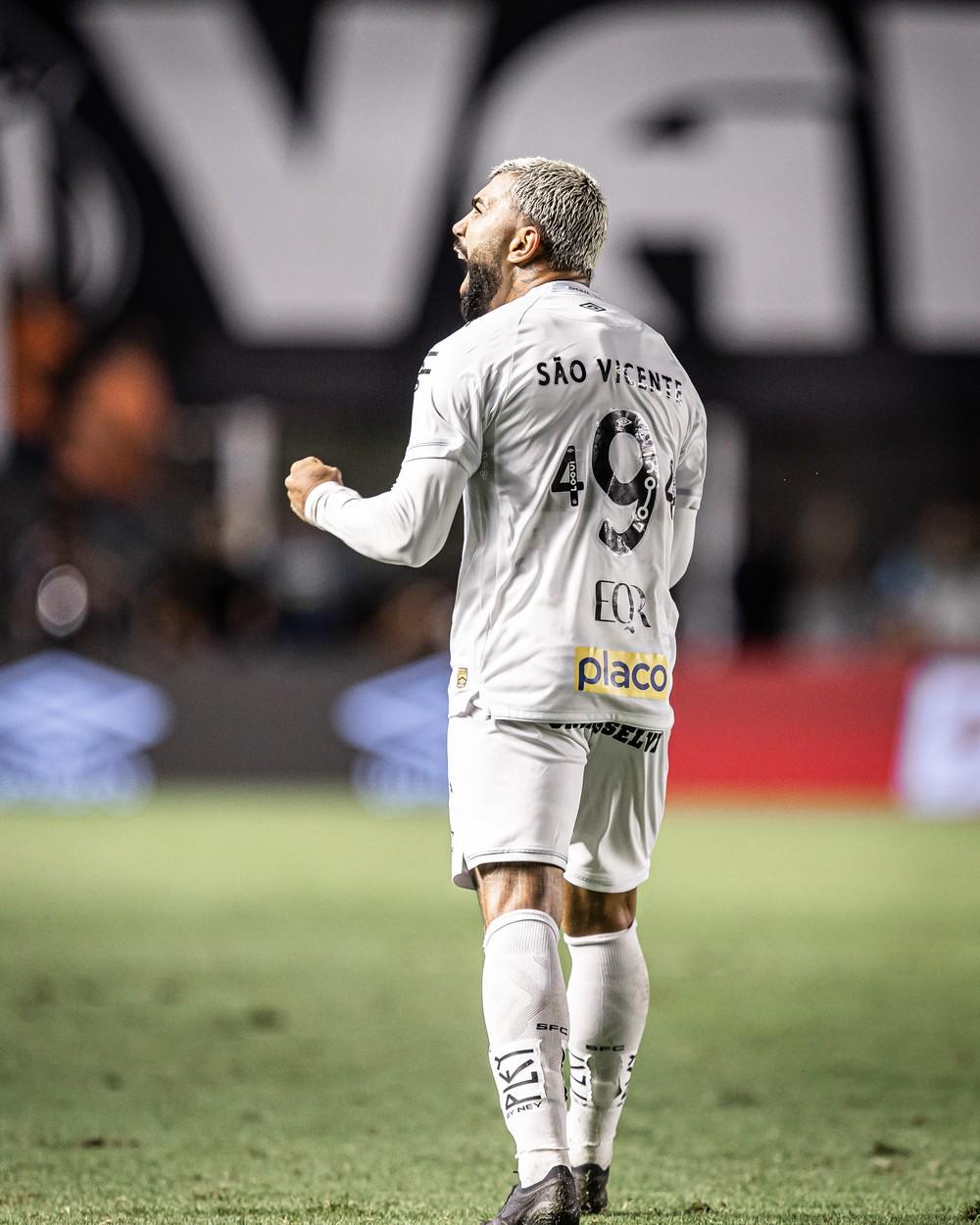 Em meio a cobrança por reforços no Santos, Gabigol resolve 
