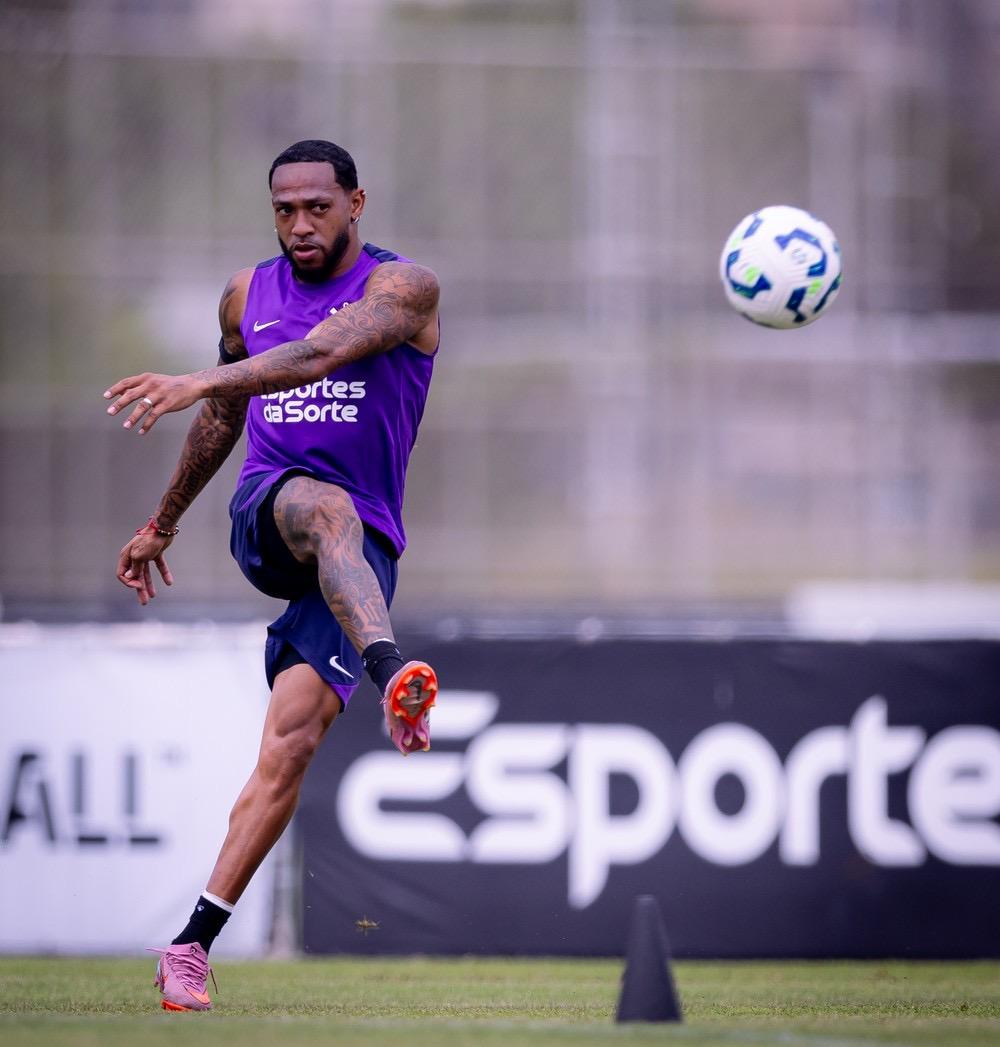 Martínez segue sem passaporte, e Corinthians não define novo prazo para retorno ao Brasil