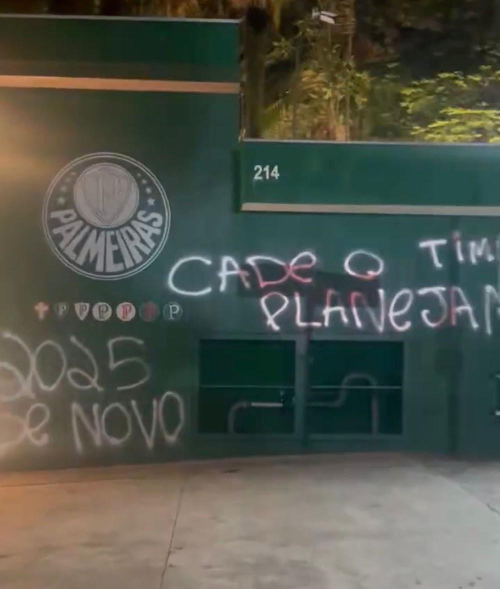 Muros da sede do Palmeiras são pichados após goleada no Paulistão: 