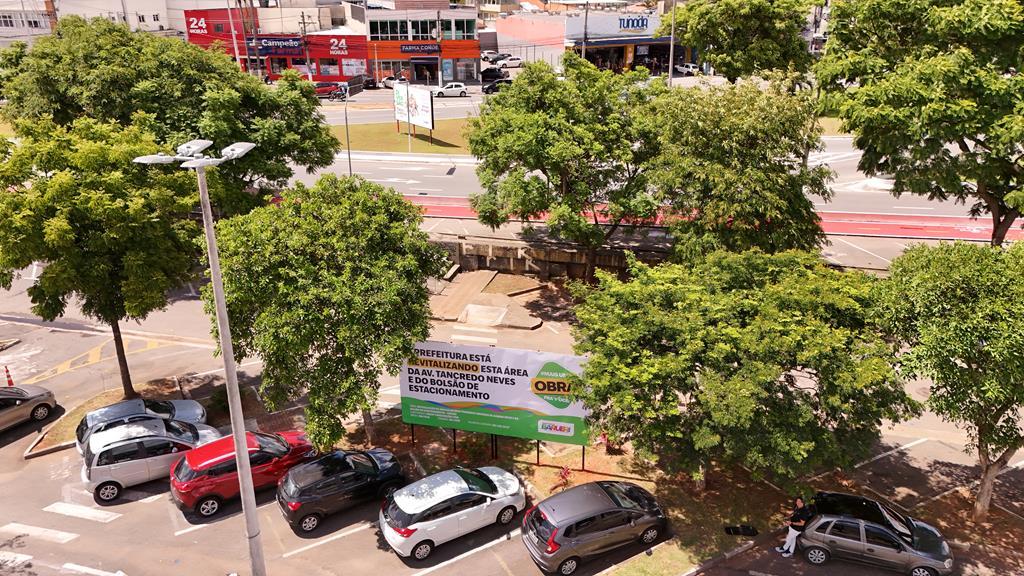 Prefeitura revitaliza trecho de via e bolsão de estacionamento no Centro