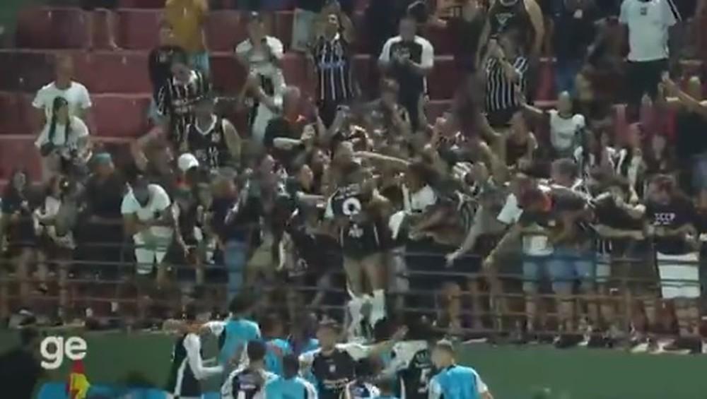 Yuri Alberto tem calção arrancado em comemoração de gol e brinca: 