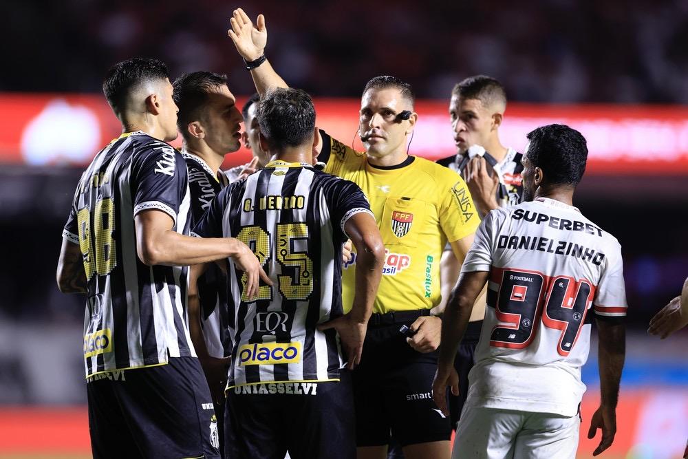 Árbitro se desculpa por xingar jogador em São Paulo x Santos: 