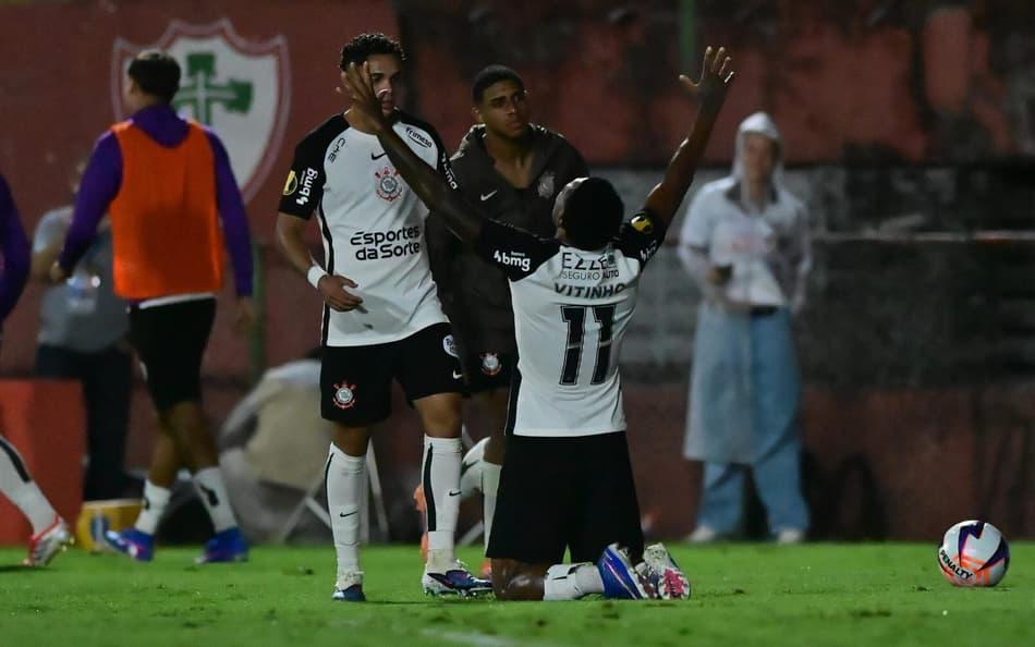 Atuações do Corinthians: Hugo Souza e Vitinho são decisivos em classificação; dê suas notas