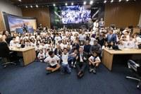 Câmara homenageia policial por trabalho com estudantes na prevenção às drogas