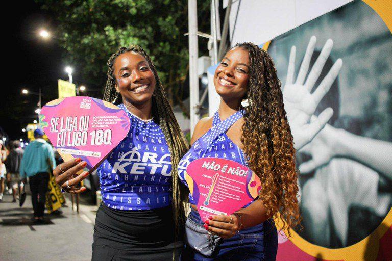Carnaval sem violência: como denunciar assédio e violência contra mulheres na folia