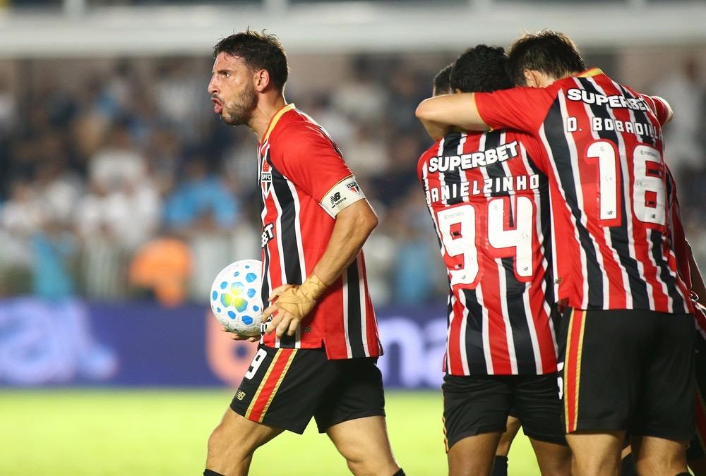 Crespo lamenta empate, mas vê São Paulo melhor em clássico na Vila: 