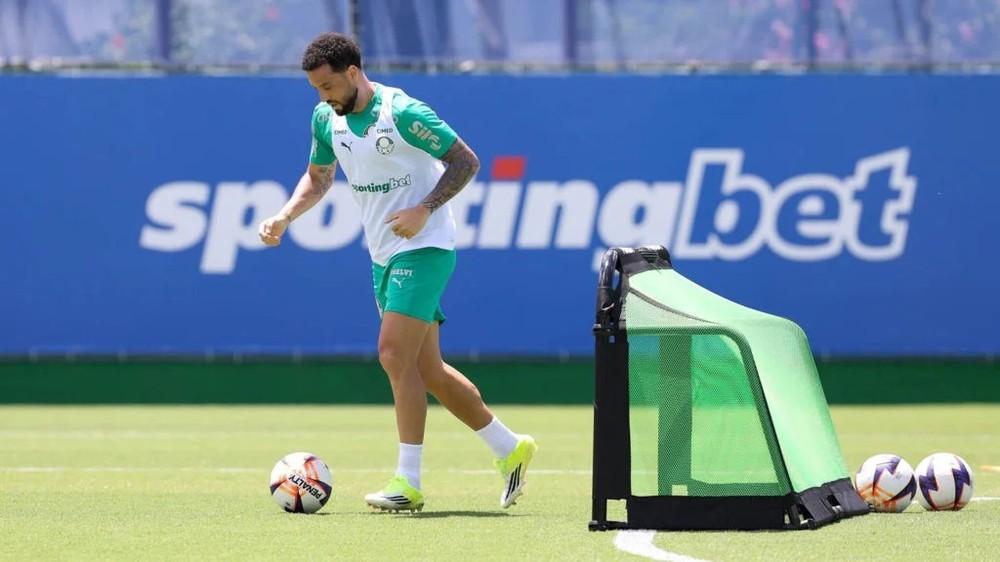 Felipe Anderson avança em recuperação e participa de parte de treino com grupo do Palmeiras