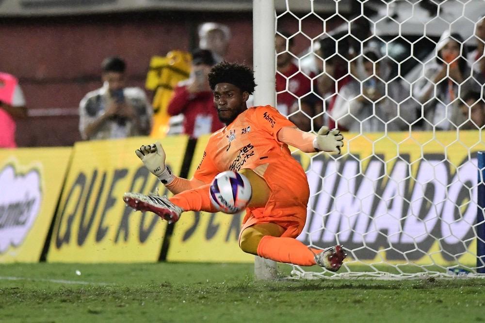 Hugo Souza chega a 14 pênaltis defendidos no Corinthians e mira Copa: 