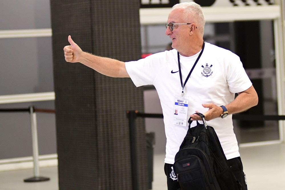 Martínez se reapresenta ao Corinthians após um mês de atraso e com lesão no joelho