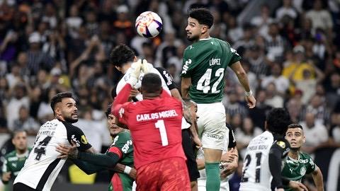 Palmeiras vence o Corinthians em jogo com confusão, pênalti perdido e 