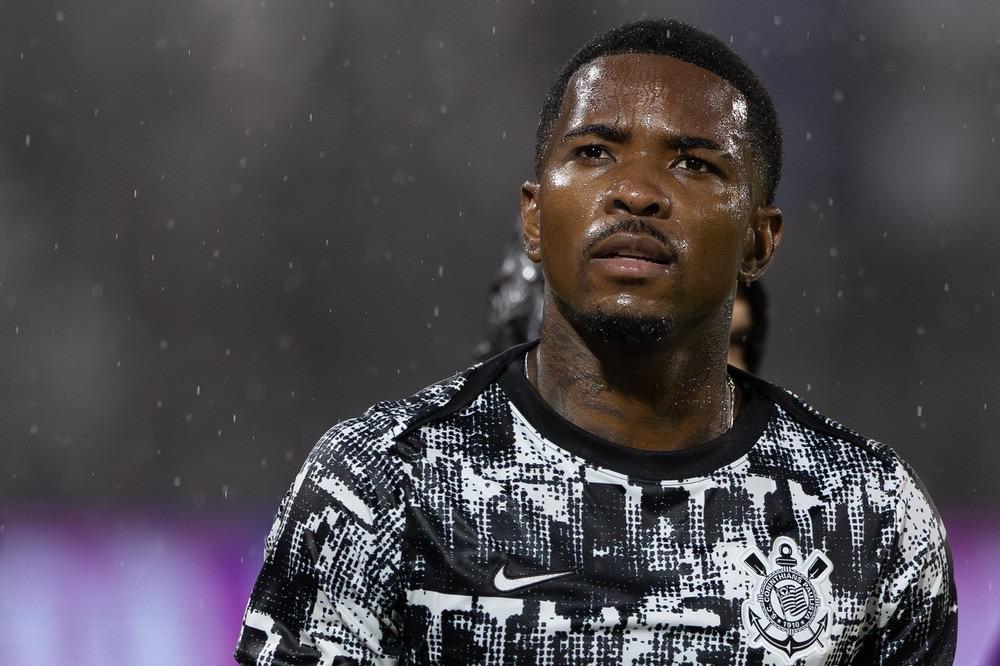 Vitória avança para contratar Cacá, zagueiro do Corinthians