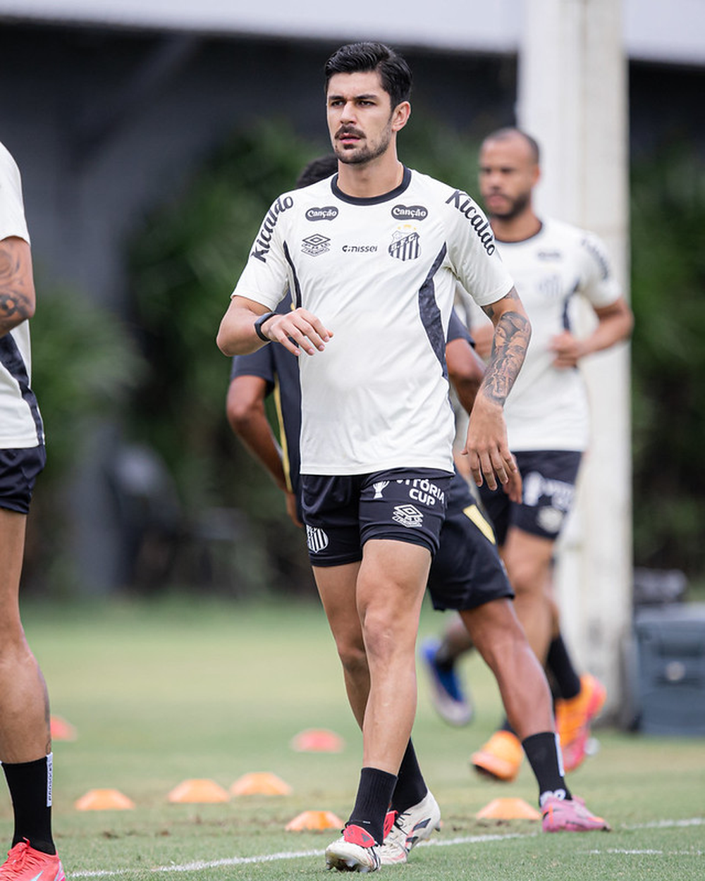 Vojvoda testa todos zagueiros do elenco, mas Santos ainda sofre com instabilidade na defesa