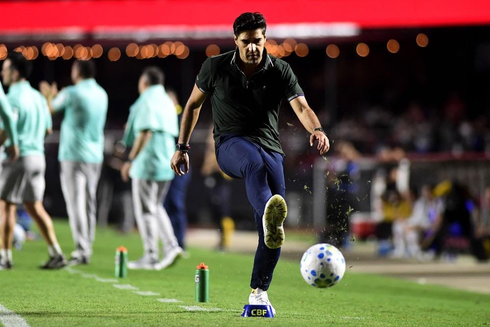 Abel Ferreira se revolta com árbitro e é expulso em São Paulo x Palmeiras