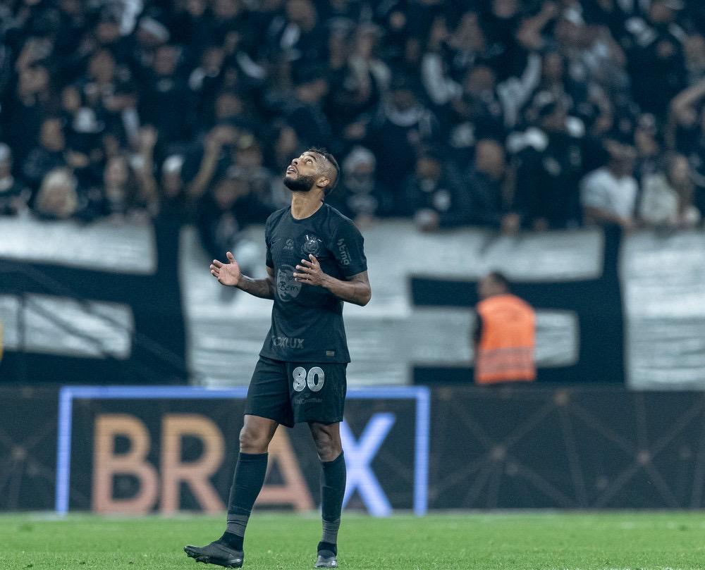 Alex Santana completa cinco meses sem jogar e amarga esquecimento no Corinthians