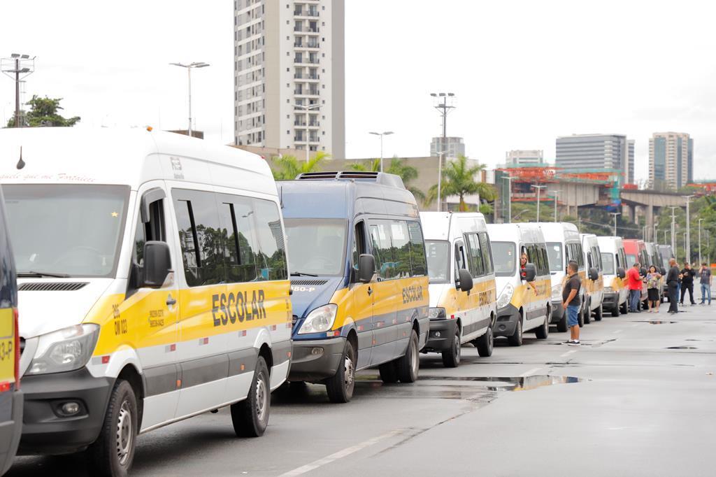 Barueri digitaliza serviços do Transporte Escolar e elimina uso de papel