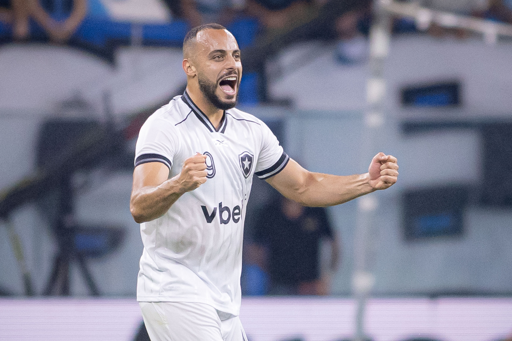 Corinthians faz sondagem por Arthur Cabral, atacante do Botafogo