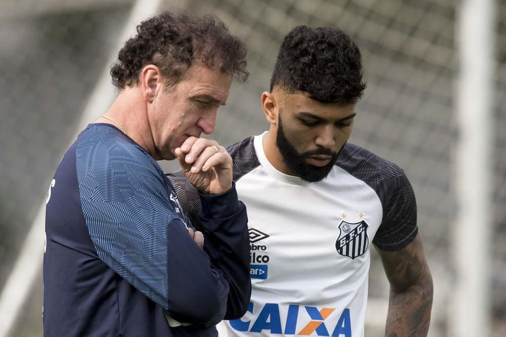 Cuca reencontra Gabigol no Santos após oito anos; atacante foi artilheiro em passagem de 2018