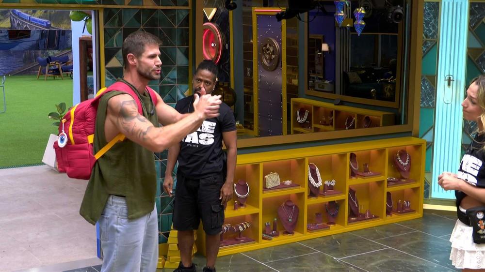 Eliminado, Jonas Sulzbach se despede de participantes e ouve recado de Ana Paula Renault