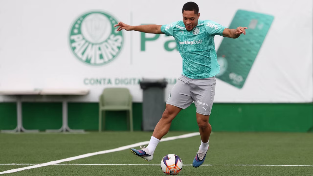 Escalação do Palmeiras: Vitor Roque treina com grupo e fica mais perto de jogar final do Paulista