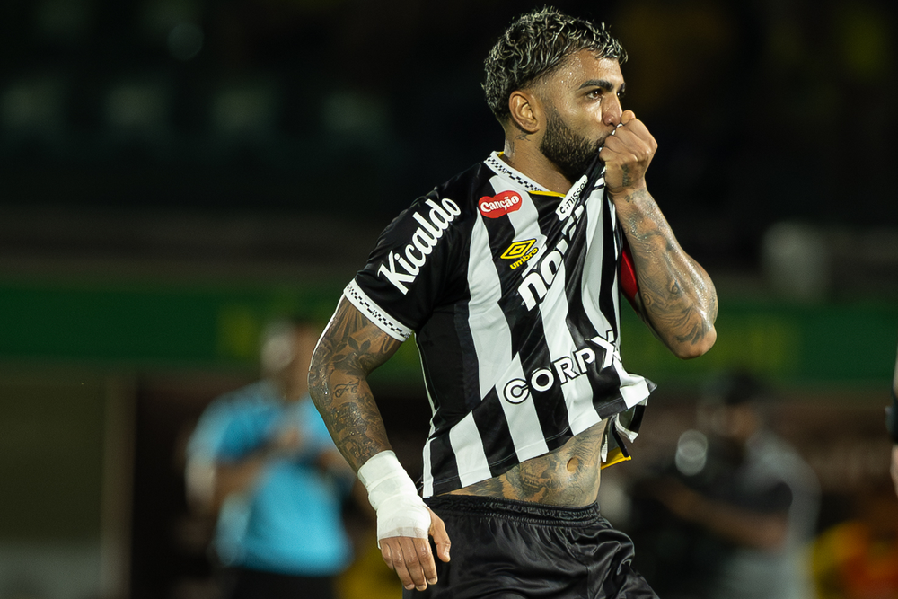 Gabigol comemora gols de empate do Santos e faz campanha por Ancelotti na Vila: 