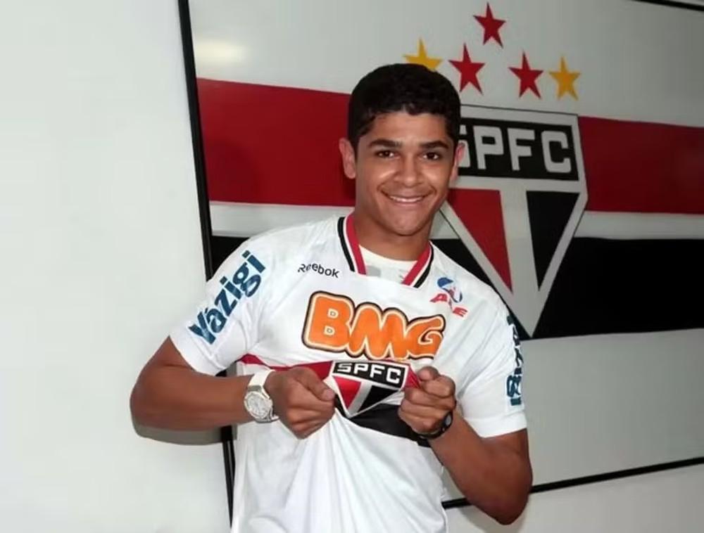 Justiça do RJ decreta prisão de ex-jogador Denilson Pereira Neves, ex-São Paulo e Arsenal, por não pagamento de pensão alimentícia