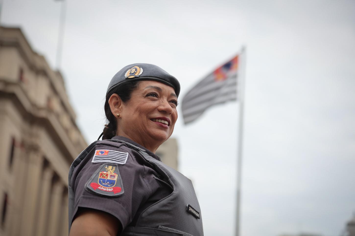 Policiais ajudam mulheres após superarem violência em SP