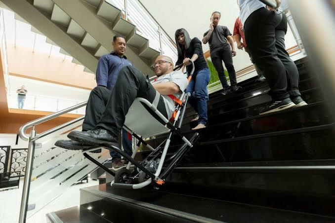 Servidores aprendem a usar cadeiras para socorro em escada